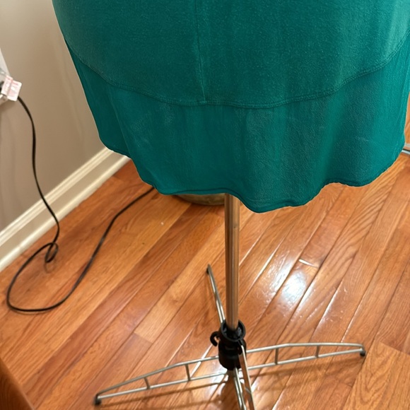 CHICO’S Green Tunic With Crepe Sleeves and Bottom Trim - Picture 5 of 7